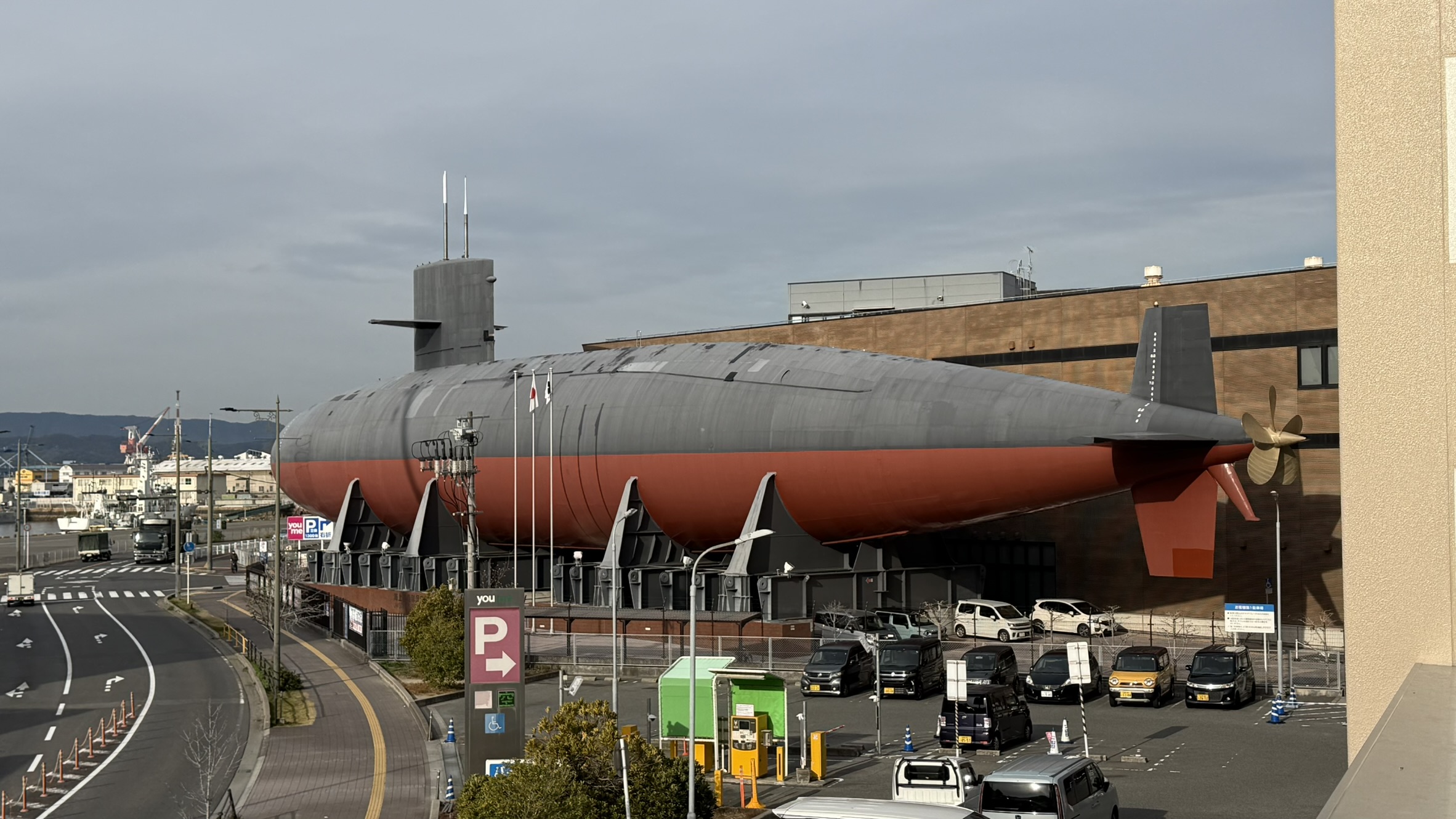 Le port de Kure et le bâtiment du musée Yamato par un matin d'hiver clair