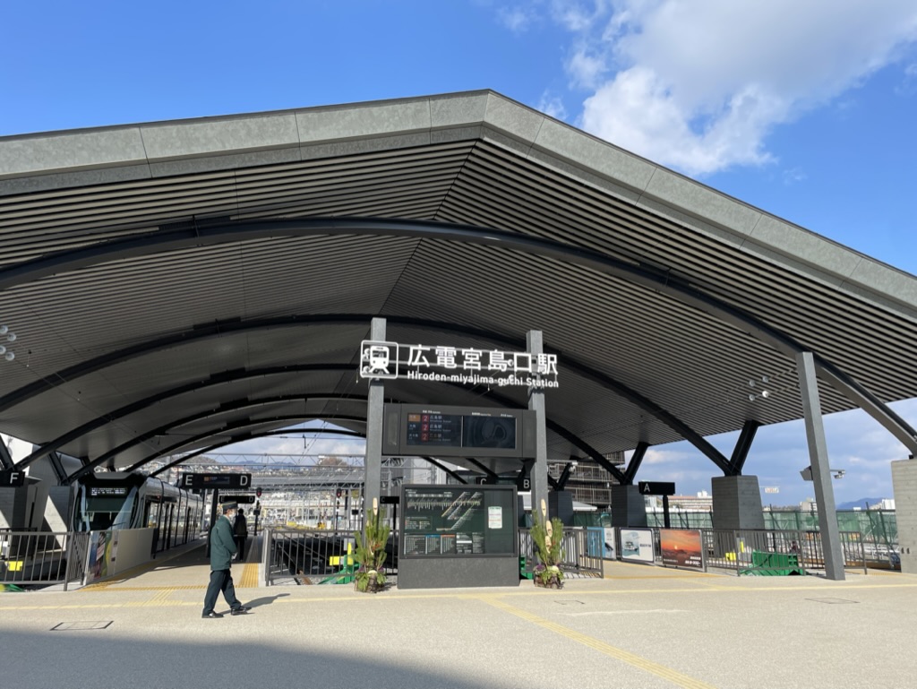 Le terminal du ferry de Miyajimaguchi — la traversée vers l'île de Miyajima