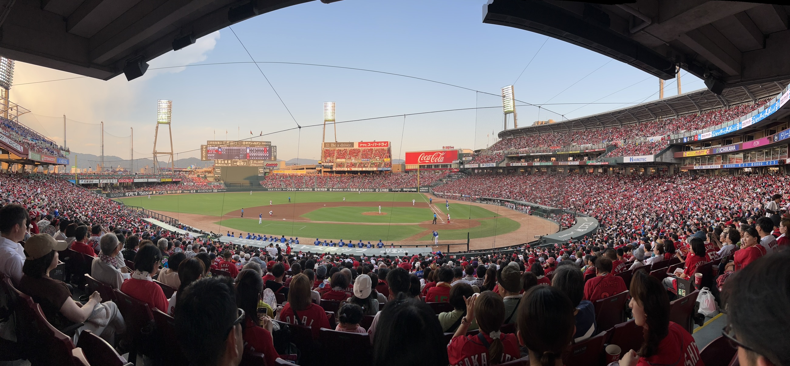 Vue panoramique du Mazda Zoom-Zoom Stadium, rempli de supporters en rouge au coucher du soleil