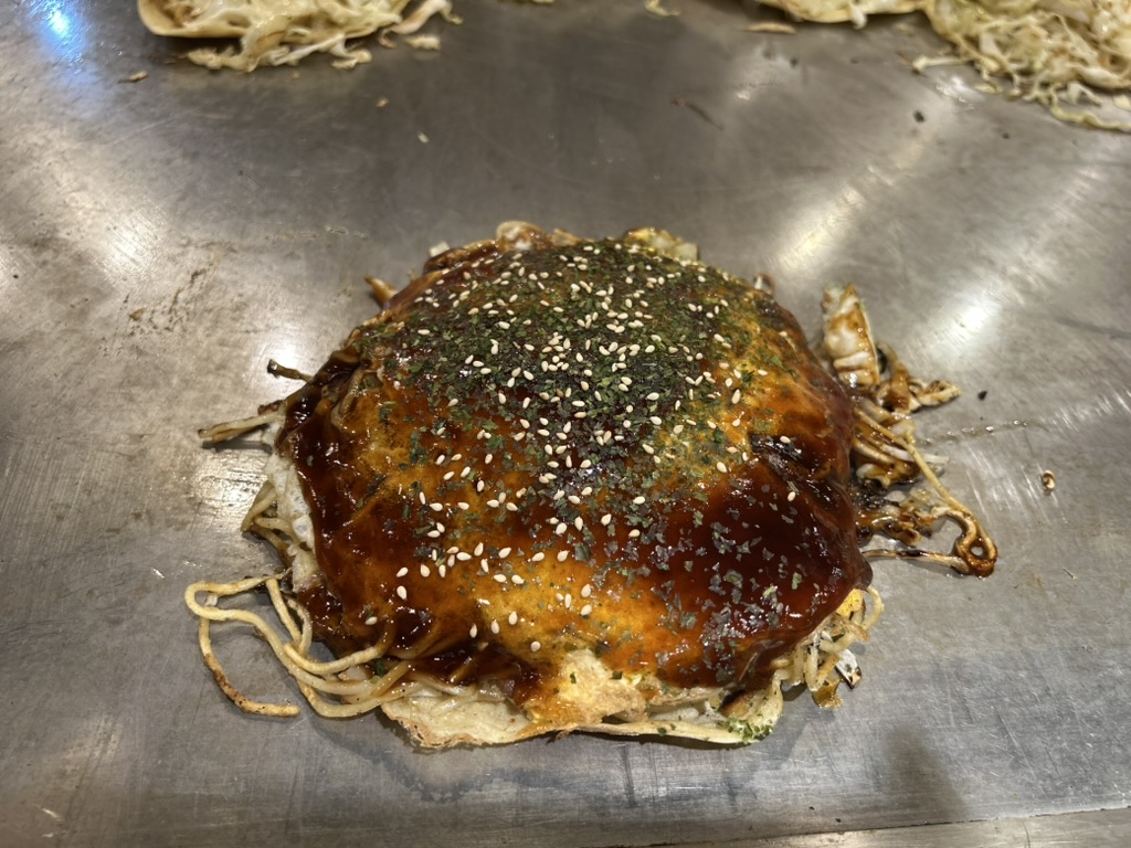 Okonomiyaki style Hiroshima sur la plaque chauffante