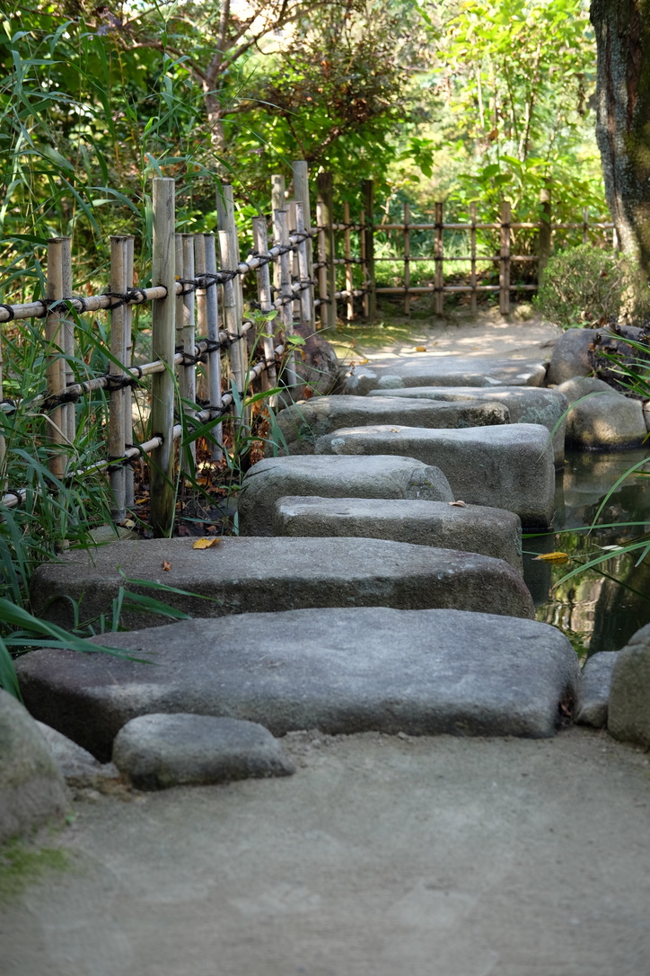 Allée et lanternes de pierre du jardin Shukkei-en